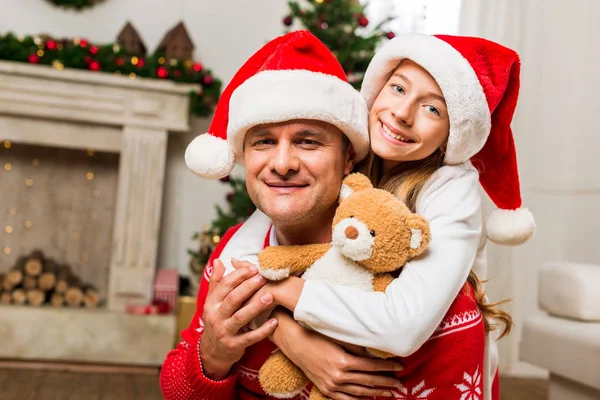 Embracing father and daughter — Free Stock Photo