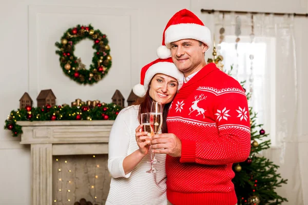 Couple clinking glasses — Stock Photo, Image