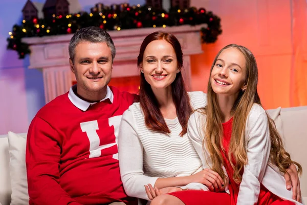 Famiglia felice a Natale — Foto Stock