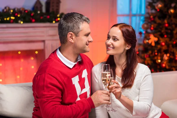 Copos casal clinking de champanhe — Fotografia de Stock