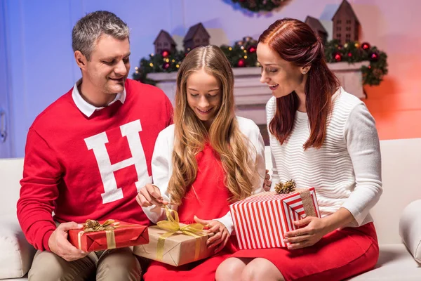 Família feliz celebrando o Natal — Fotografia de Stock