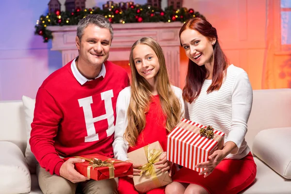 Щаслива сім'я святкує Різдво — Безкоштовне стокове фото