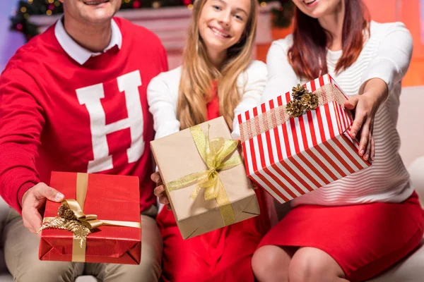 Familia feliz celebrando la Navidad —  Fotos de Stock