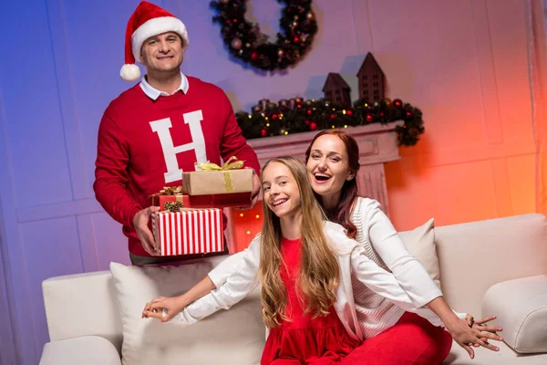 Familia feliz celebrando la Navidad — Foto de stock gratis