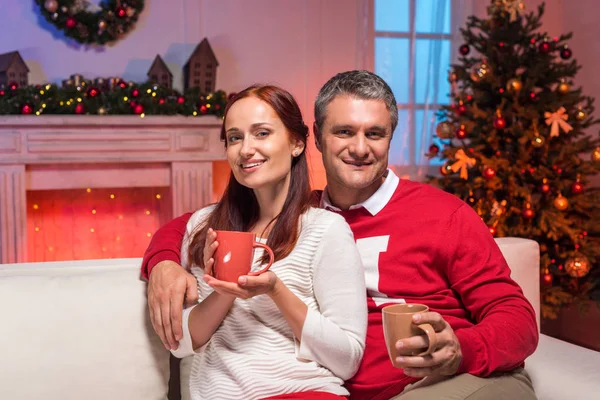 Couple with cups of hot drinks — Stock Photo, Image