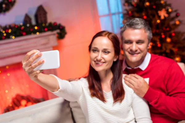 Coppia scattare selfie con albero di Natale — Foto stock gratuita