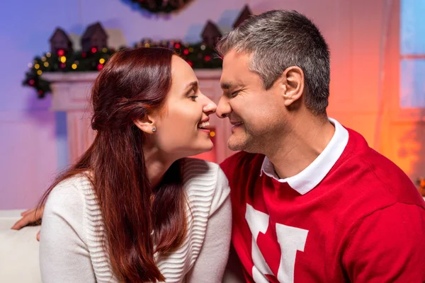 Pareja madura cariñosa — Foto de Stock