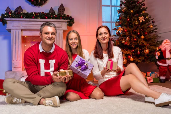 Lycklig familj på julafton — Gratis stockfoto