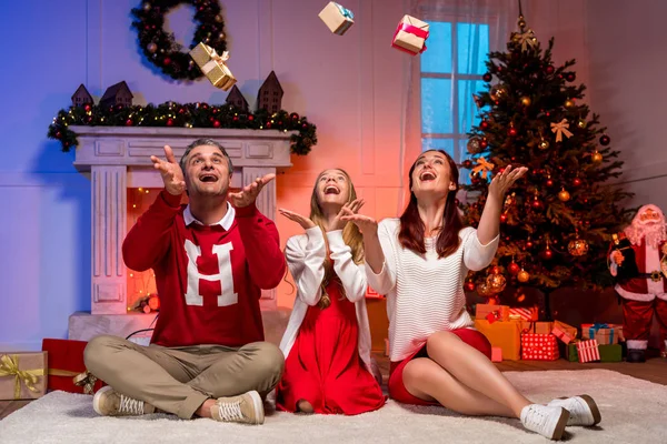 Familie feiert Weihnachten — Stockfoto