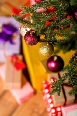 Noel ağacına asılı dekoratif topları