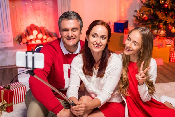 Família tomando selfie no Natal — Fotografia de Stock