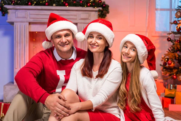 Feliz familia en Navidad — Foto de Stock