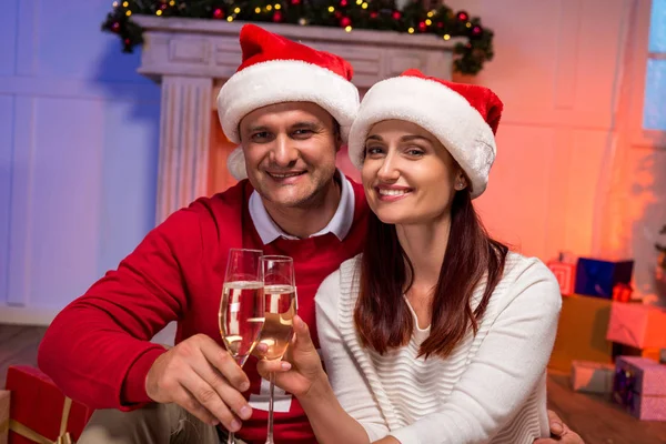 Mature couple clinking champagne glasses — Free Stock Photo