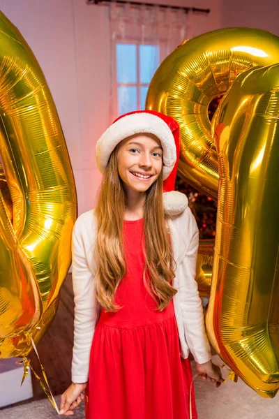 Adolescente chica con año nuevo globos — Foto de stock gratis