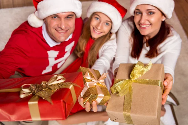 Happy family celebrating christmas — Free Stock Photo