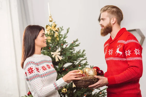 Paar schmückt Weihnachtsbaum — Stockfoto