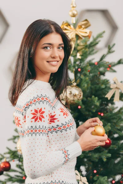 Κορίτσι διακόσμηση χριστουγεννιάτικο δέντρο — Φωτογραφία Αρχείου