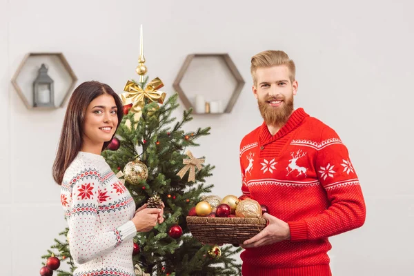 Paar schmückt Weihnachtsbaum — Stockfoto