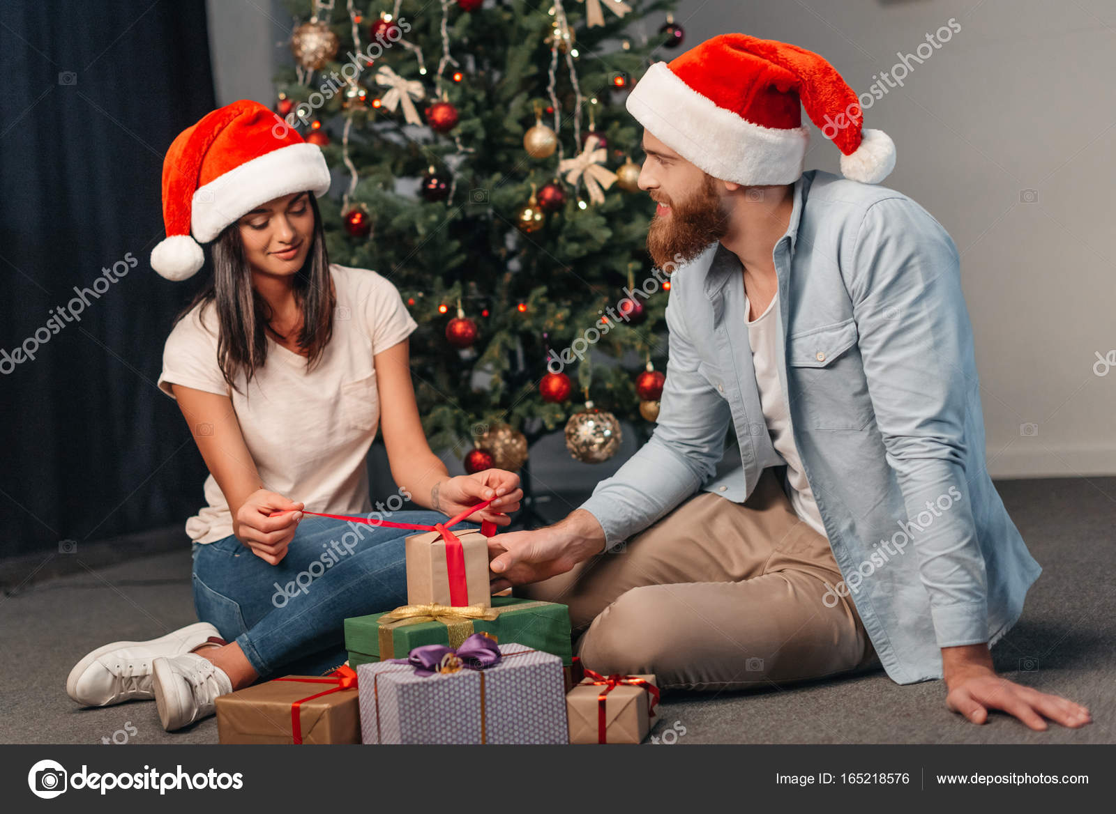 Regali Di Natale Per Giovani Coppie.Giovane Coppia Con Regali Di Natale Foto Stock C Allaserebrina 165218576