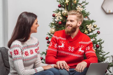 Noel dizüstü kullanarak çift