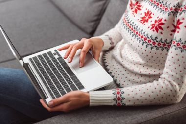 dizüstü bilgisayar kullanan kız