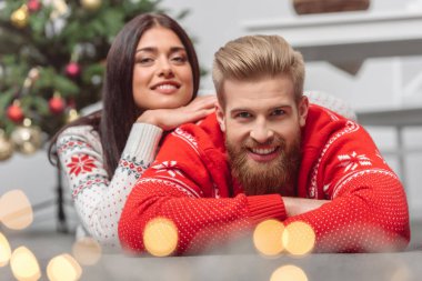 Yeni yıl mutlu genç çifte