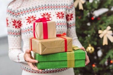 Noel hediyelerini tutan kız