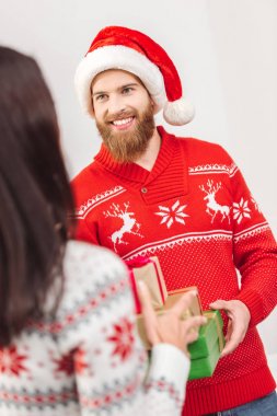 Noel hediyeleri ile genç bir çift