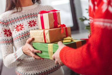 Noel hediyeleri ile genç bir çift