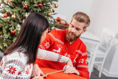 Noel hediyesi kaydırma Çift