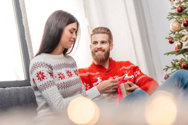 adam kız arkadaşına Noel hediye sunma 