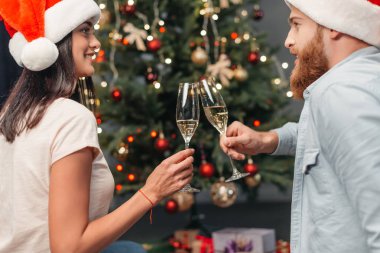 Genç çift şampanya içiyor.