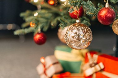 baubles Noel ağacı üzerinde