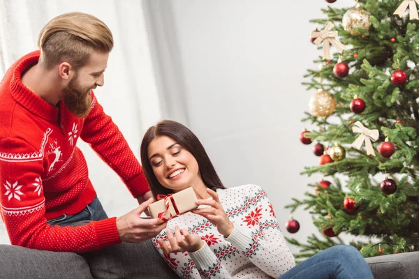 ガール フレンドにクリスマス ギフトを提示する男 — ストック写真