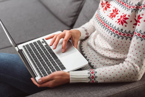 dizüstü bilgisayar kullanan kız