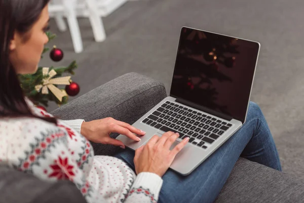 Menina usando laptop — Fotografia de Stock