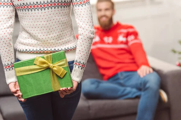 Chica presentando regalo de Navidad a novio —  Fotos de Stock