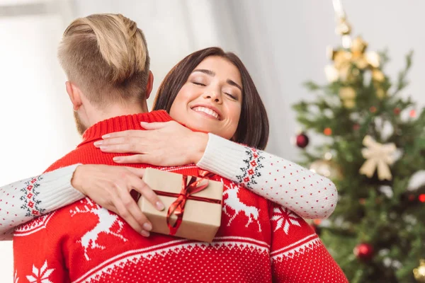 Homme présentant cadeau de Noël à petite amie — Photo