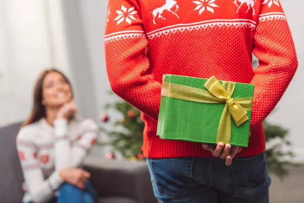 adam kız arkadaşına Noel hediye sunma 