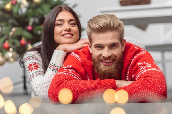 Feliz joven pareja en año nuevo — Foto de Stock