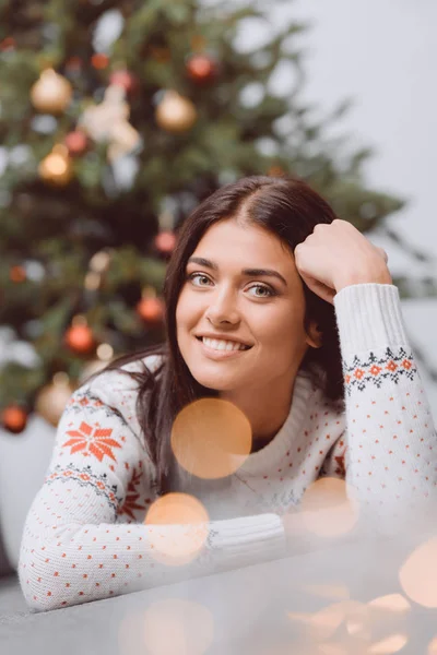 Hermosa chica en Navidad — Foto de stock gratis