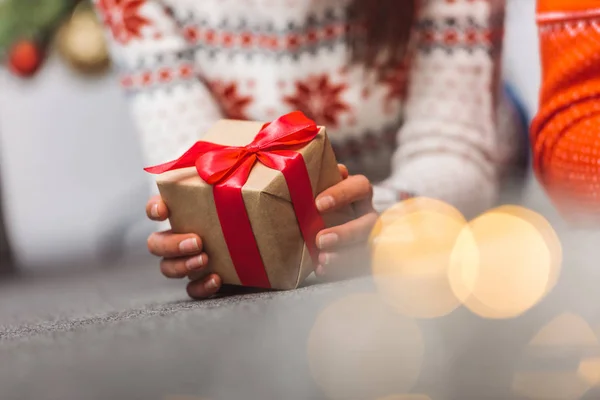 Menina segurando presente de Natal — Fotografia de Stock