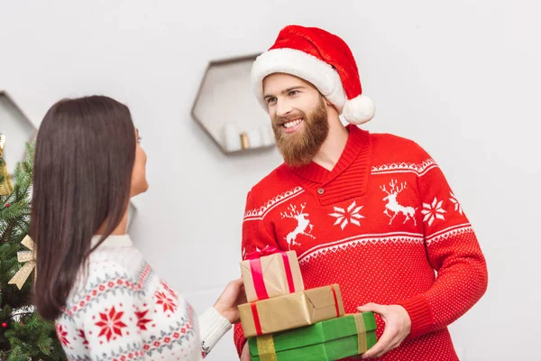 Casal jovem com presentes de Natal — Fotografia de Stock