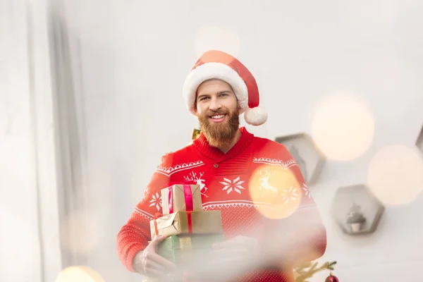 Bell'uomo con regali di Natale — Foto Stock