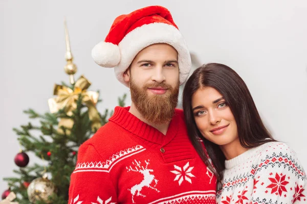 Lyckliga paret på christmastime — Stockfoto