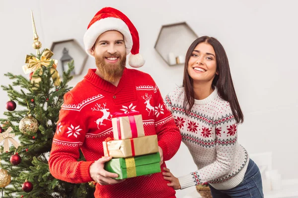 Jeune couple avec cadeaux de Noël — Photo