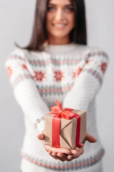 Chica sosteniendo regalo de Navidad — Foto de Stock