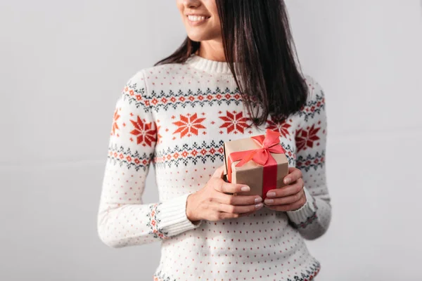 Mujer joven con regalo de Navidad — Foto de Stock