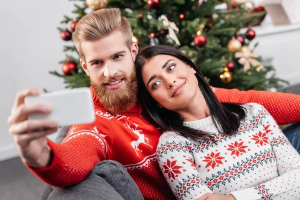 Coppia scattare selfie a Natale — Foto Stock