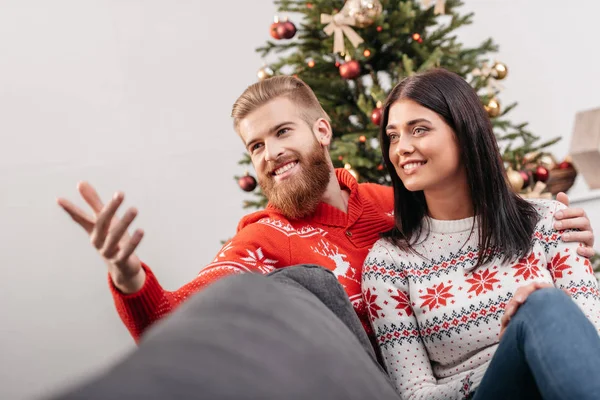 Gelukkige paar op kerst — Stockfoto
